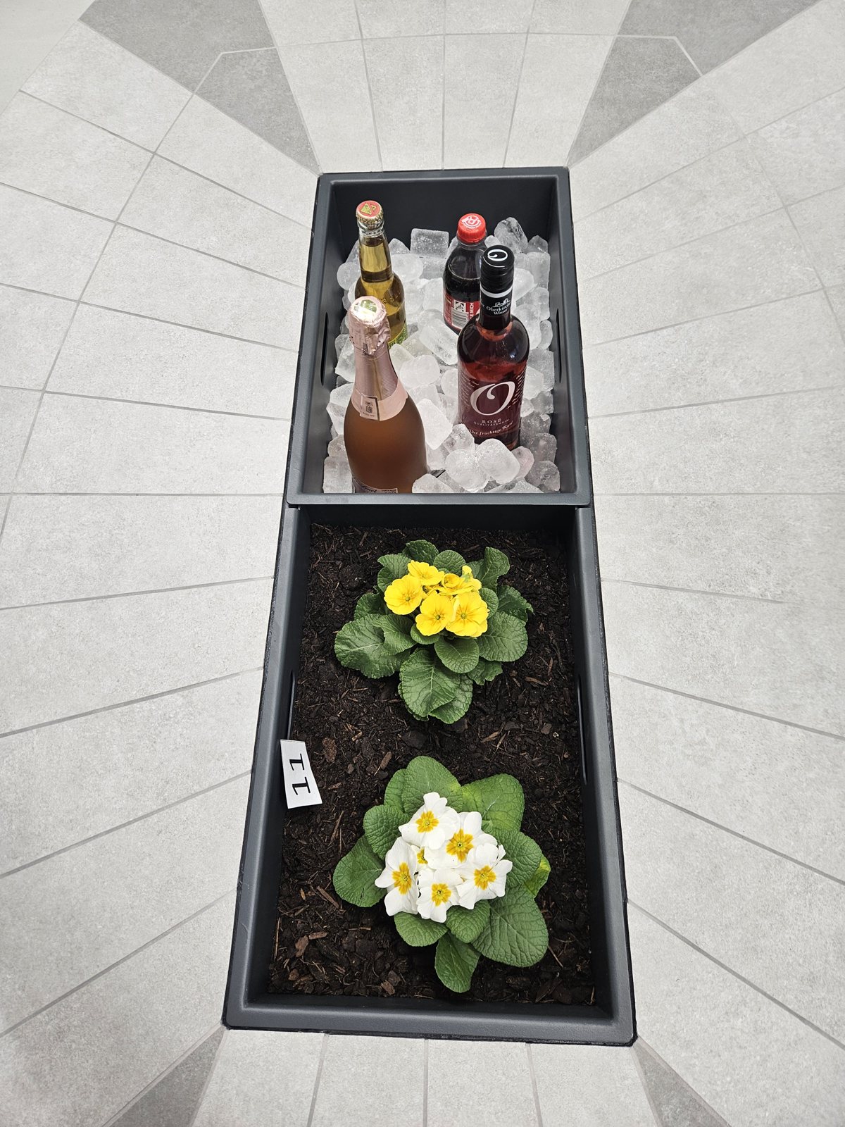 Detail: integriertes Kühlfach und Pflanzkasten im Tisch